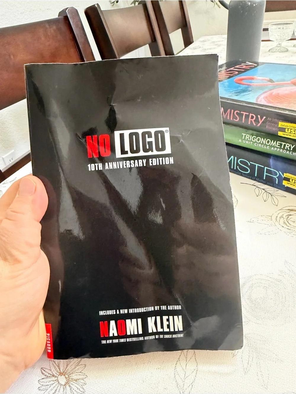 No Logo: 10th Anniversary Edition – Naomi Klein – Paperback